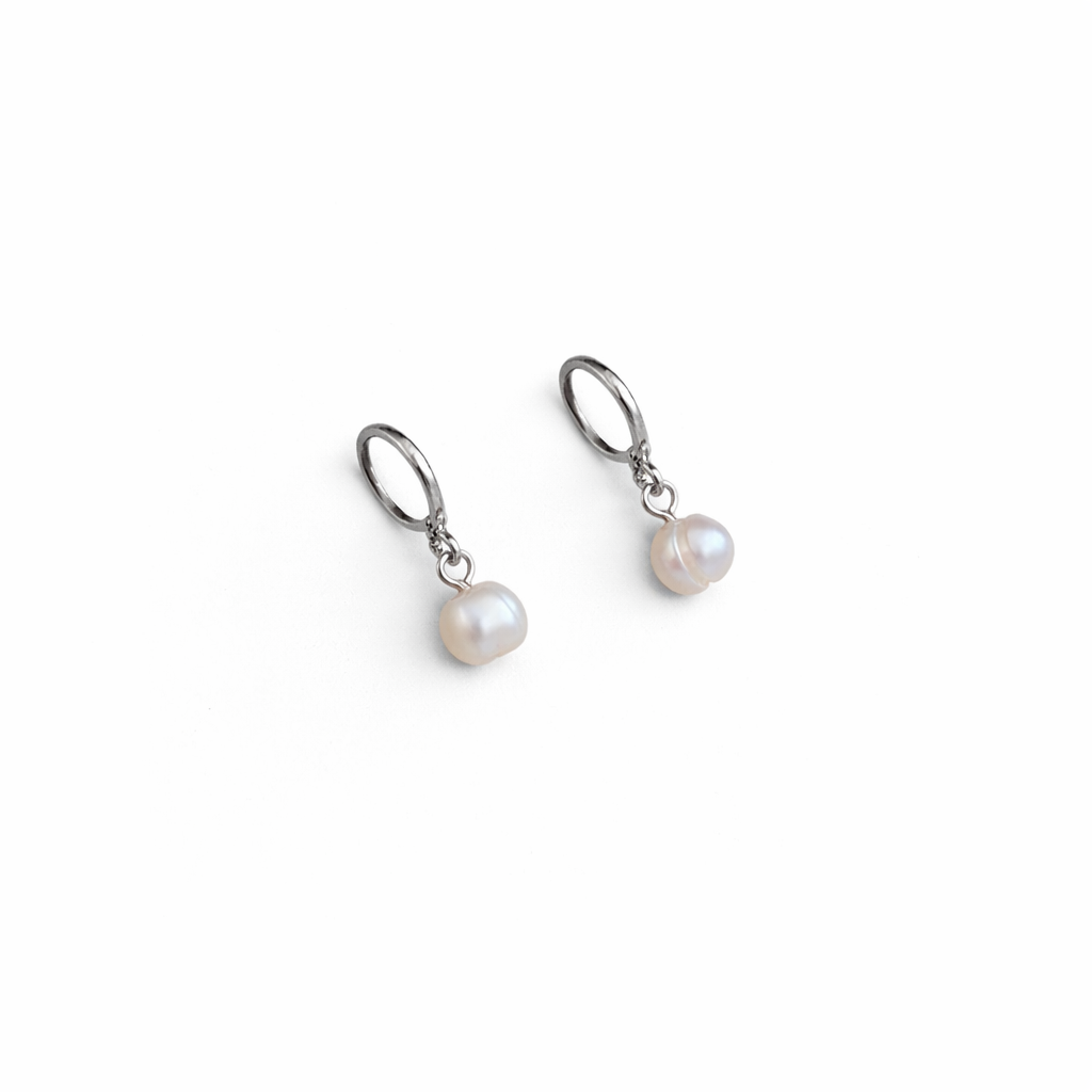 Milán Pearl Huggie Hoops Ostella Shells