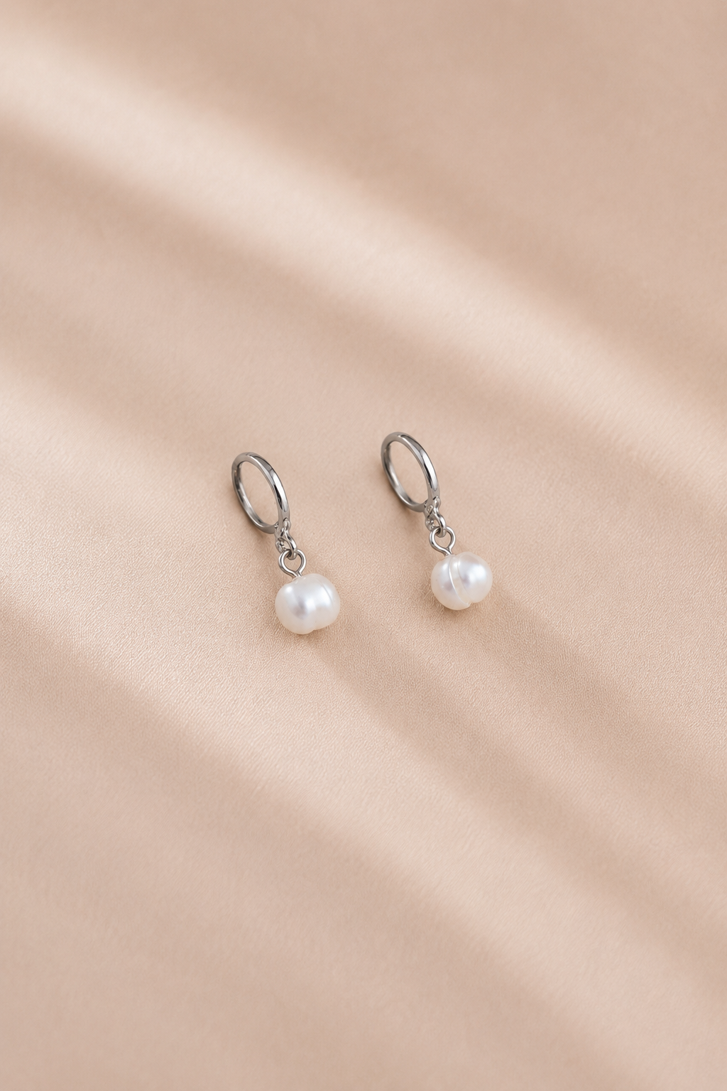 Milán Pearl Huggie Hoops Ostella Shells