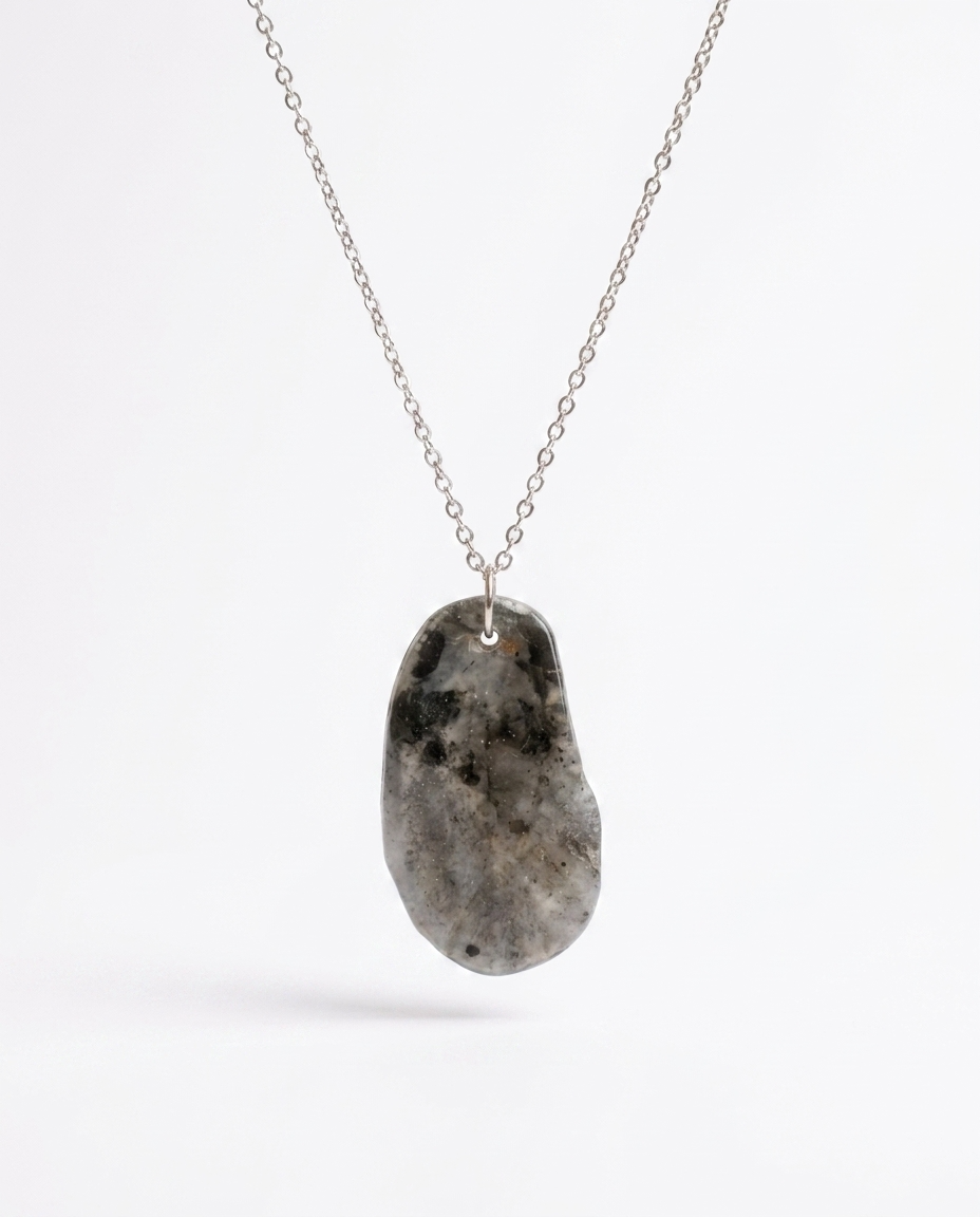 Charlie Pendant Necklace Ostella Shells
