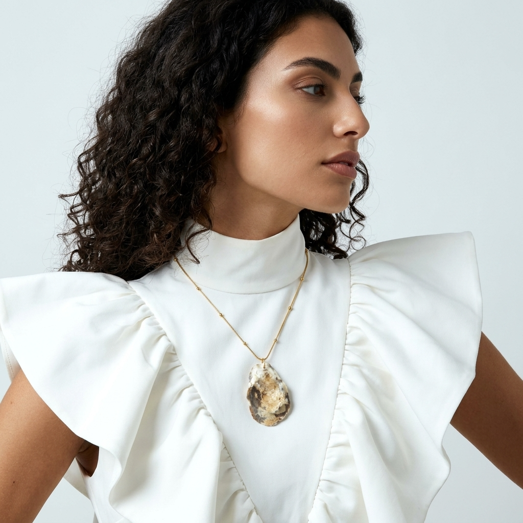 Quinn Pendant Necklace Ostella Shells