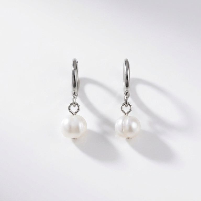 Milán Pearl Huggie Hoops Ostella Shells