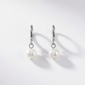 Milán Pearl Huggie Hoops Ostella Shells